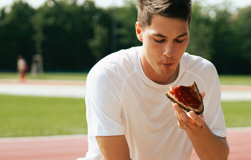 Essen und Sport | © Land schafft Leben Junge isst Marmeladenbrot | © Land schafft Leben