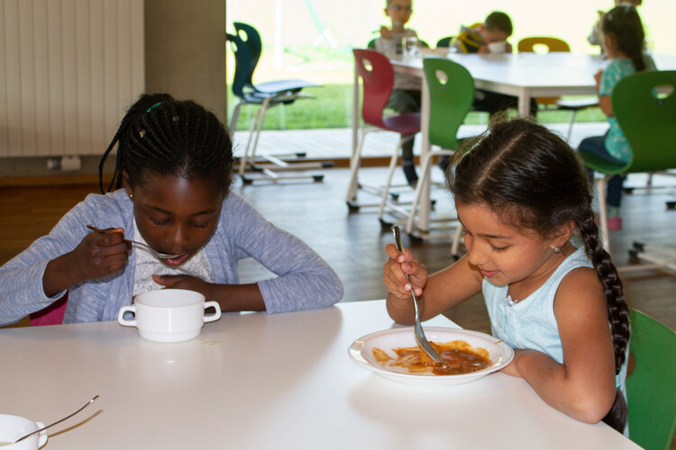 Zwei Schulmädchen am Essen | © Land schafft Leben