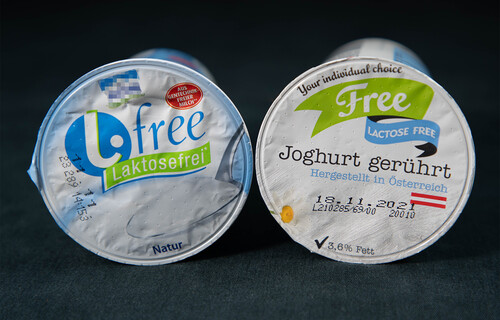Zwei laktosefreie Joghurts | © Land schafft Leben