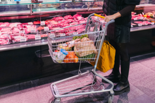Gefüllter Einkaufswagen vor Feinkostabteilung | © Land schafft Leben