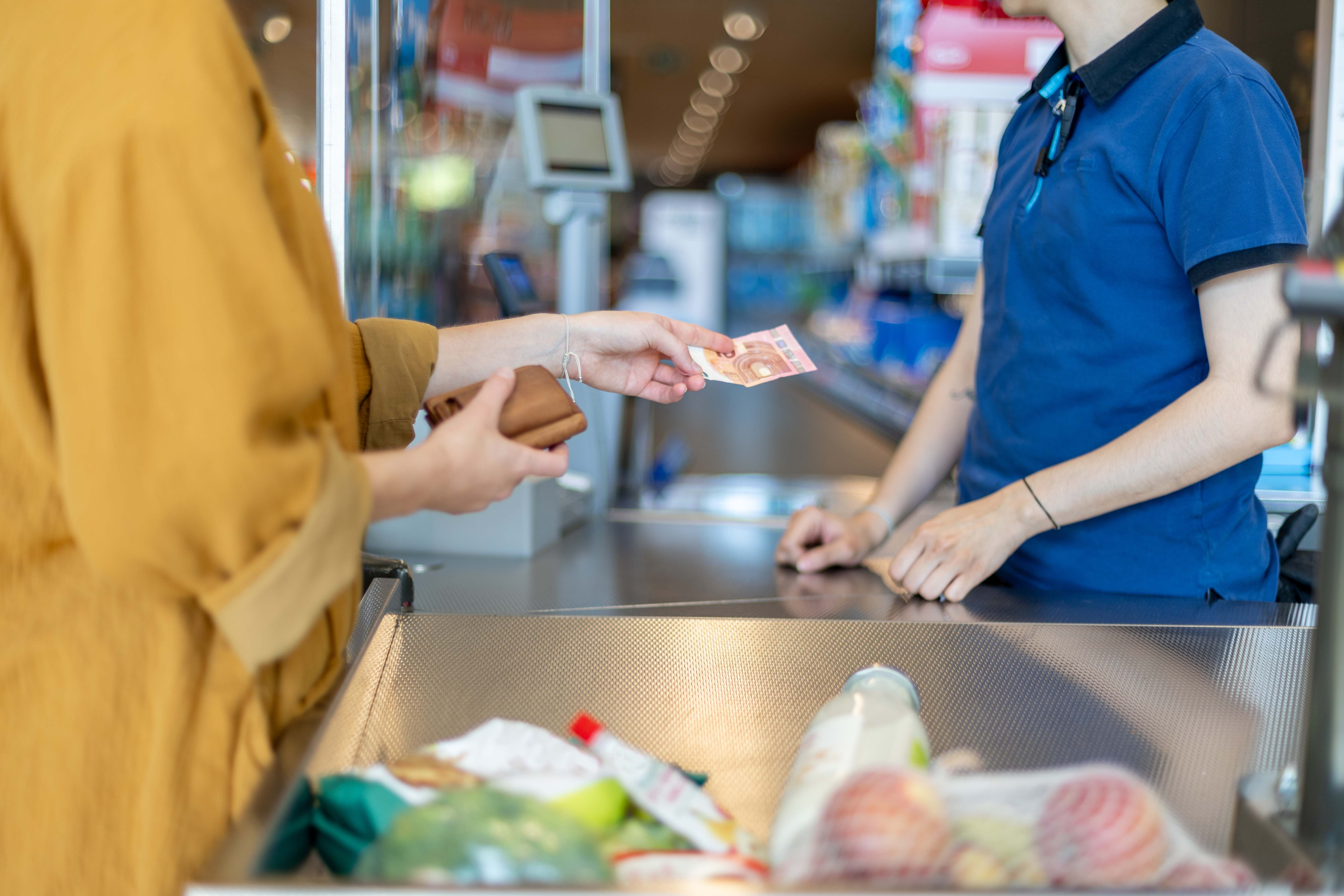 mit Bargeld an der Kasse zahlen | © Land schafft Leben