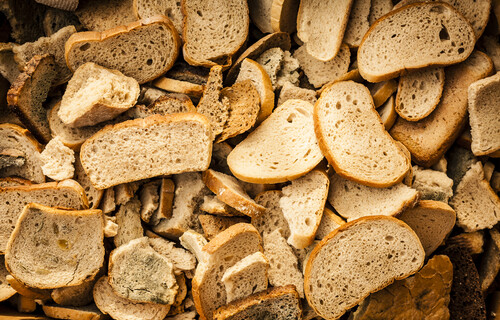 Trockene Brotscheiben in Müll | © Shutterstock