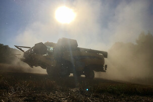 Sonne scheint auf Traktor auf Feld | © Timo Küntzle, Land schafft Leben