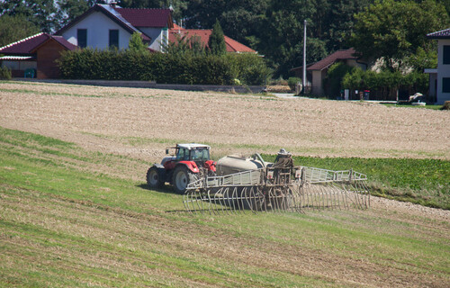 Traktor arbeitet auf Feld | © Land schafft Leben