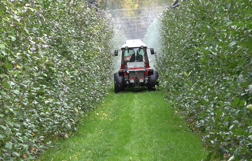Traktor sprüht Pflanzenschutz auf Apfelbäume | © Land schafft Leben