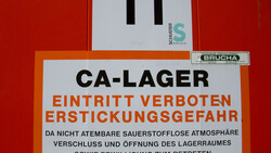 Warnschild vor CA-Lager | © Land schafft Leben