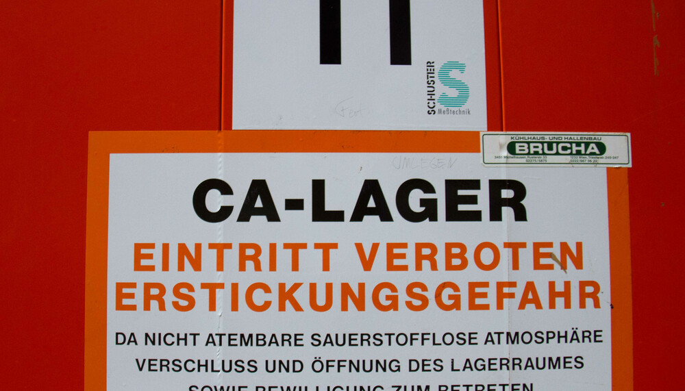 Warnschild vor CA-Lager | © Land schafft Leben