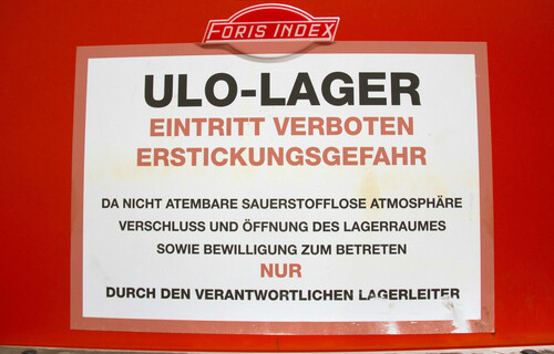 Ulo Lager | © Land schafft Leben Warnschild vor Oli-Lager | © Land schafft Leben