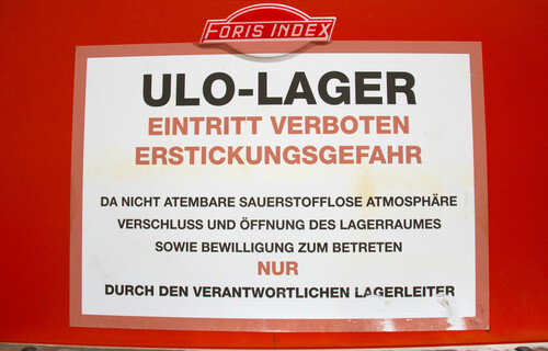 Warnschild vor Oli-Lager | © Land schafft Leben