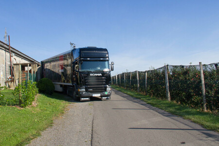 LKW neben Apfelfeld | © Land schafft Leben