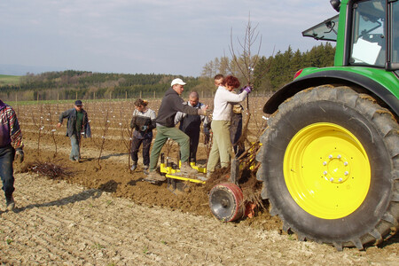 Traktor am Feld | © Apfelino