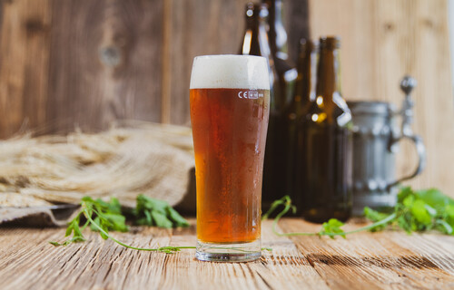 Mit Ale vollgefülltes Bierglas auf Holztisch | © Land schafft Leben