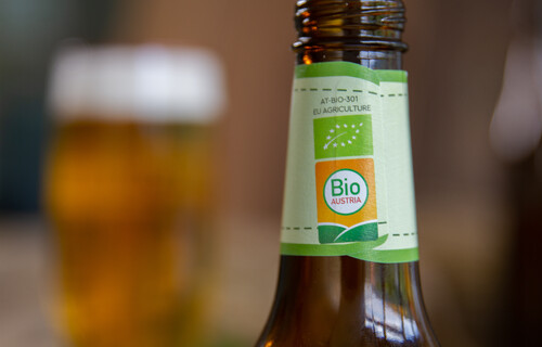 Bio Bier | © Land schafft Leben Bierflaschenhals mit Bio-Logo | © Land schafft Leben