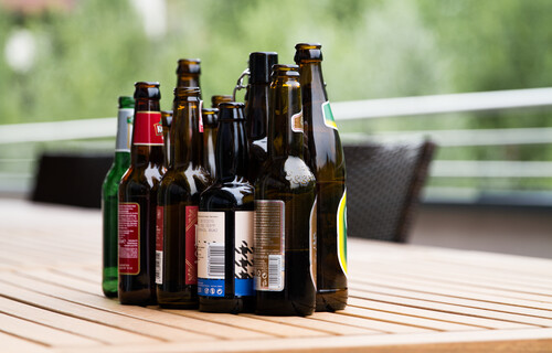 Flaschen | © Land schafft Leben Mehrere braune Bierflaschen eng nebeneinander | © Land schafft Leben