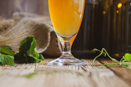 Nahaufnahme von vollem Bierglas auf Holztisch | © Land schafft Leben