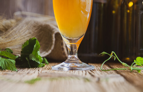 Nahaufnahme von vollem Bierglas auf Holztisch | © Land schafft Leben