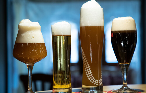 Vier verschiedene Arten von Biergläsern nebeneinander | © Land schafft Leben