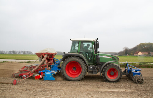 Grüner Traktor bei Feldarbeit | © Land schafft Leben