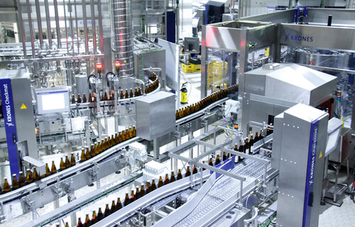 Silberne Bier-Abfüllanlage mit vielen Bierflaschen | © Land schafft Leben