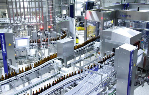 Bier Abfüllung | © Land schafft Leben Silberne Bier-Abfüllanlage mit vielen Bierflaschen | © Land schafft Leben