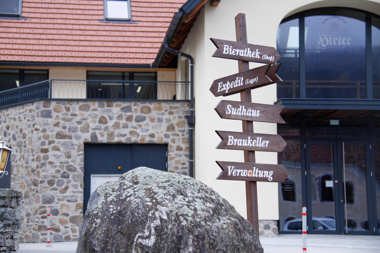 Wegbeschreibungen vor einer Brauerei | © Land schafft Leben