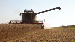 Mähdräscher auf braunem Feld | © Land schafft Leben