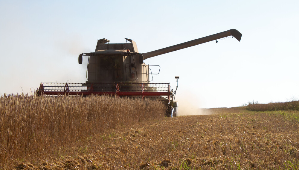 Mähdräscher auf braunem Feld | © Land schafft Leben