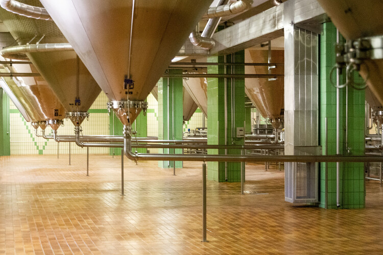 Mehrere bronzefarbene Bier-Lagertanks  | © Land schafft Leben