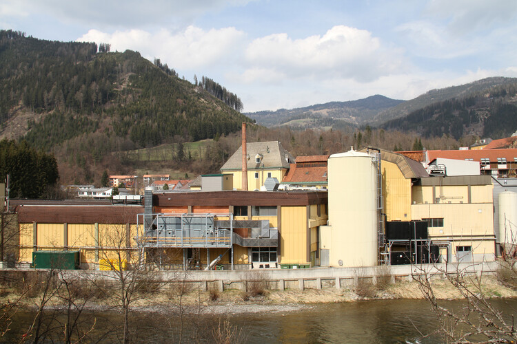 Gelbe Brauerei vor Wald | © Land schafft Leben