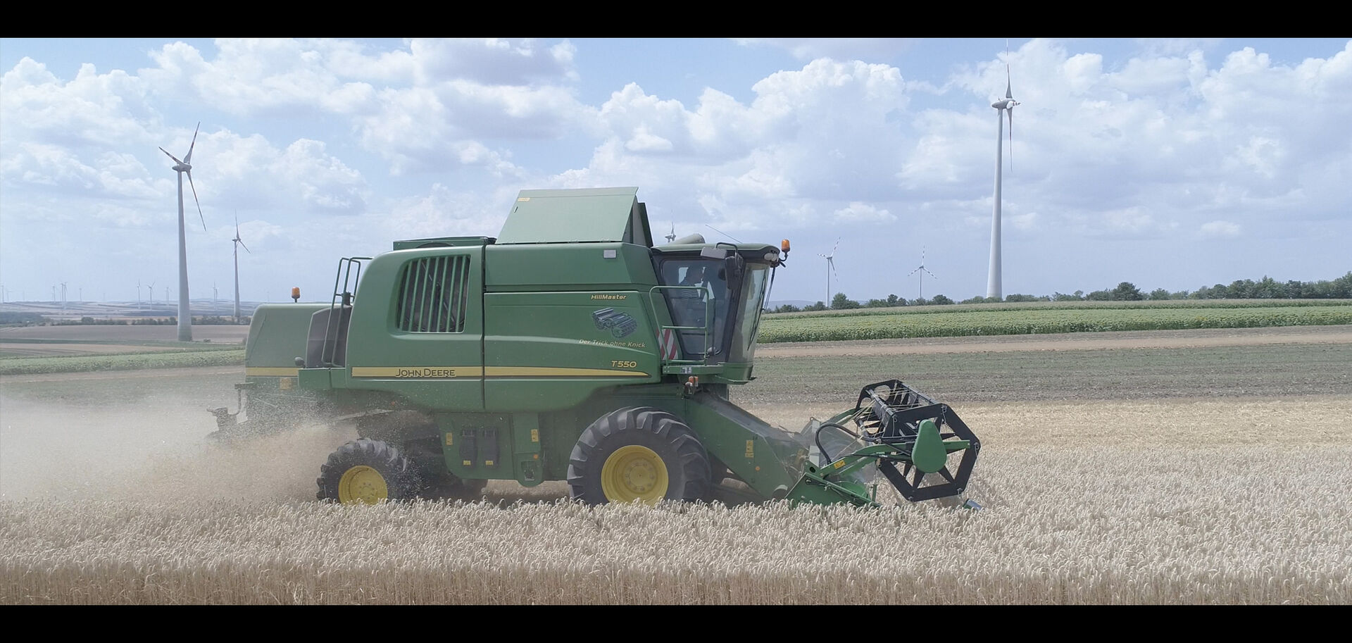 Grüner Mähdrescher auf Feld | © Land schafft Leben