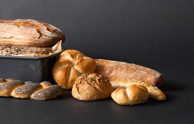 Brot, Semmeln und Weckerl nebeneinander | © Land schafft Leben