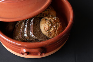 Brot in Römertopf gelagert | © Land schafft Leben