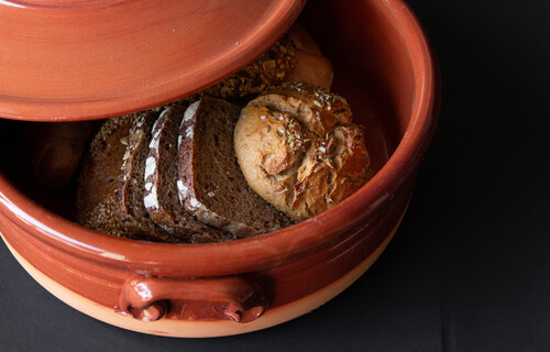 Brot in Römertopf gelagert | © Land schafft Leben