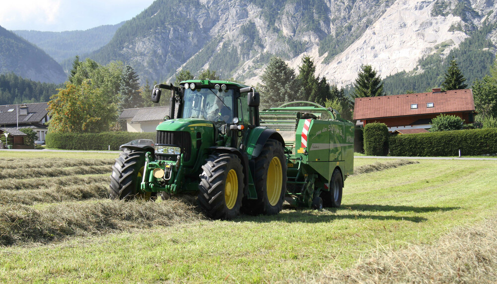 Traktor erntet Heu | © Land schafft Leben