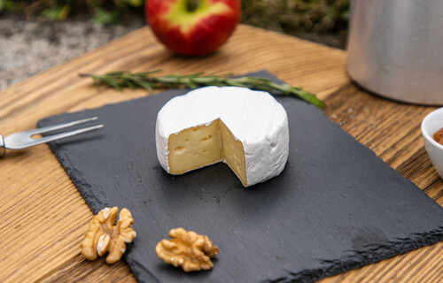 Stück Camembert auf Brett | © Land schafft Leben