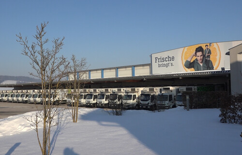 Großhandel Logistik | © Land schafft Leben Lastwägen vor Lagerhalle mit Aufschrift "Frische bringt's" | © Land schafft Leben