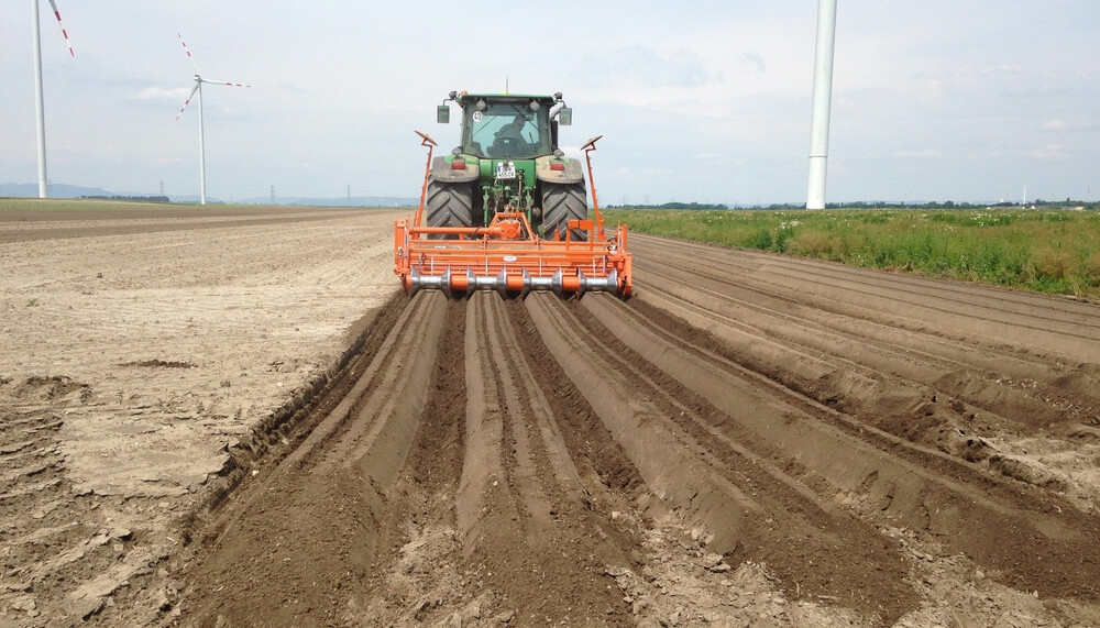 Traktor fährt auf Feld | © Land schafft Leben