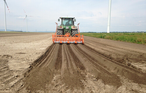 Traktor fährt auf Feld | © Land schafft Leben