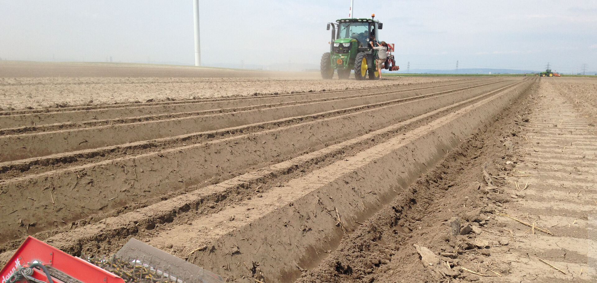 Traktor fährt auf Feld | © Land schafft Leben