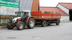 Traktor mit Anhänger | © Land schafft Leben