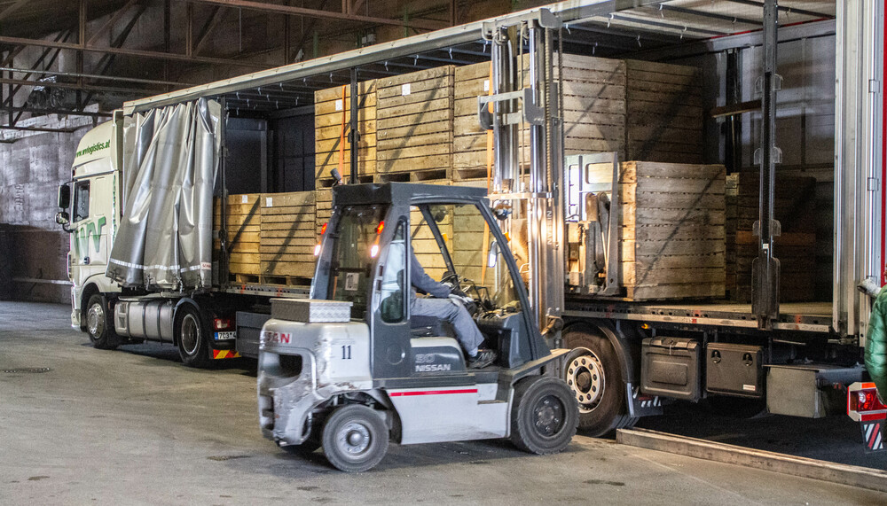 Gabelstapler lädt Kisten in LKW | © Land schafft Leben