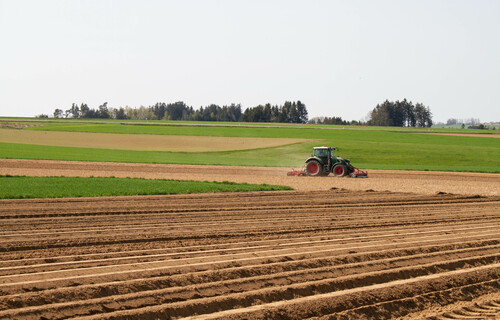 Traktor fährt auf Kartoffelfeld | © Land schafft Leben