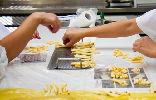 Personen kontrollieren Pommes | © Land schafft Leben