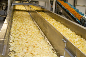 Chips auf Fließband | © Land schafft Leben