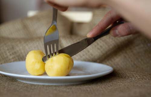 kartoffeln essen | © Land schafft Leben, 2019 kartoffeln essen | © Land schafft Leben, 2019