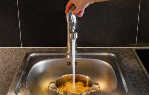 Kartoffeln abschrecken | © Land schafft Leben Person schrickt Kartoffeln in Kochtopf mit Wasser ab | © Land schafft Leben