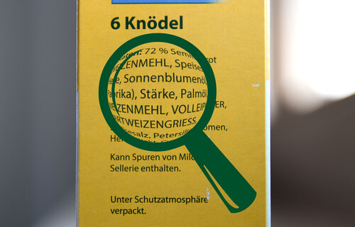 Kartoffel mit Lupe | © Land schafft Leben Zutaten auf Lebensmittelverpackung mit Lupe vergrößert | © Land schafft Leben