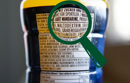 Kartoffel mit Lupe | © Land schafft Leben Lupe vergrößert "Maltodextrin" auf Lebensmittelverpackung | © Land schafft Leben