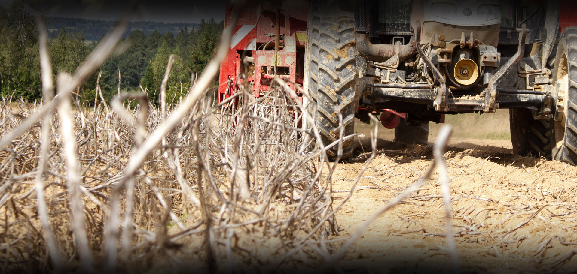 Traktor fährt auf Feld | © Land schafft Leben