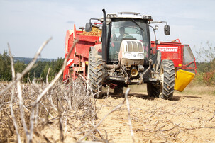 Traktor auf trockenem Feld | © Land schafft Leben